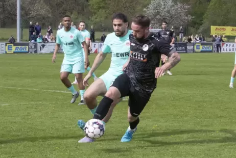 Verfolgt und bewacht: Christopher Lampert vom TuS Steinbach (am Ball).