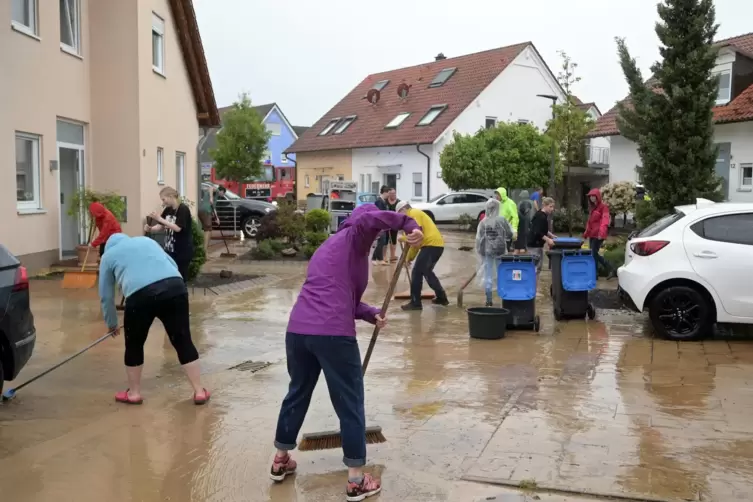 Nasse F&uuml;&szlig;e: Sintflutartige Regenf&auml;lle haben sich mehrfach &uuml;ber R&ouml;merberg ergossen, Schlammmassen wurden zuletzt 2023 in den Orts