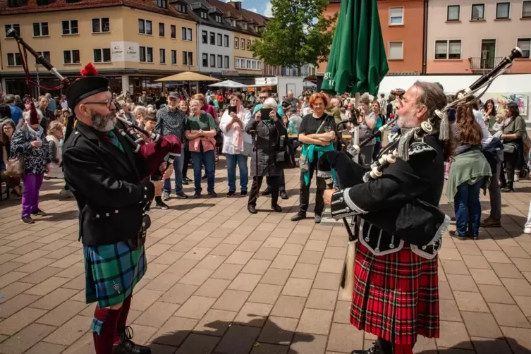 Auch Dudelsack kann man an der Musikschule lernen. Das Foto vom Straßentheaterspektakel 2023 zeigt Schulleiter Walther Theisohn 