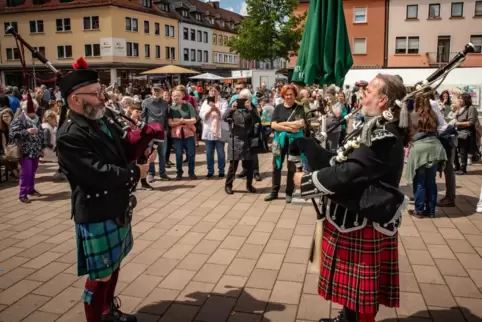 Auch Dudelsack kann man an der Musikschule lernen. Das Foto vom Straßentheaterspektakel 2023 zeigt Schulleiter Walther Theisohn 