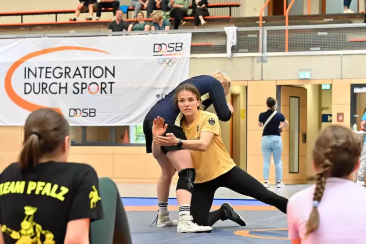 Annika Wendle demonstrierte Hebel- und Wurftechniken, hier mit der 15-jährigen Lena Ernst vom VfK Schifferstadt, die auch schon 