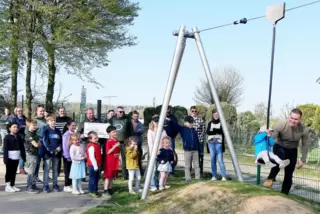 Die zweijährige Wiebke Burkey aus Spesbach durfte die Seilrutsche zuerst benutzen. Ortsbürgermeister Achim Wätzold unterstützte 