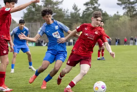 Zweikampf zwischen Sami Bousfias Mainz (links) und Finn Ammann vom 1. FCK.