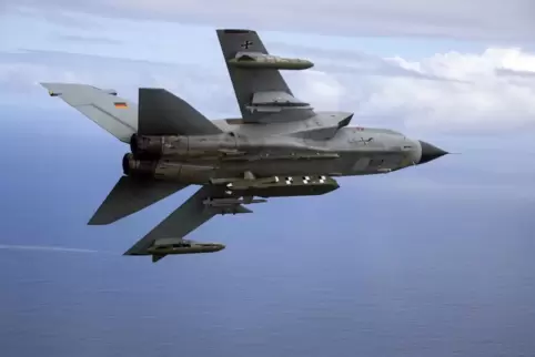 Ein Taurus-Flugkörper an einem Tornado-Kampfjet.