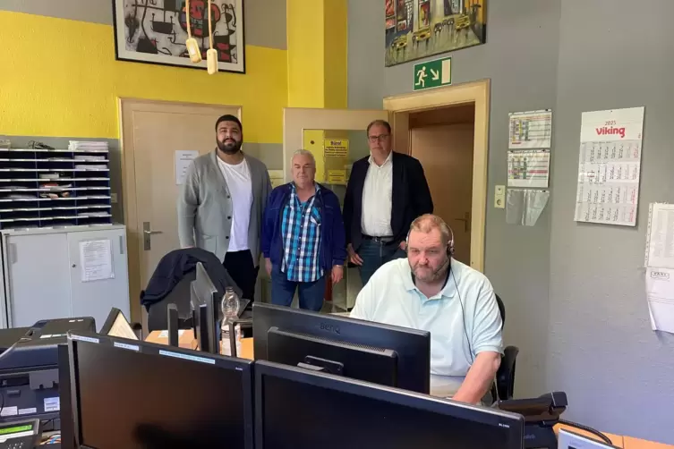 Blick in die Ludwigshafener Taxi-Zentrale: Im Hintergrund (v. l.) die Vorst&auml;nde Burak Caglar und Peter Scheffel sowie Freenow-Ch