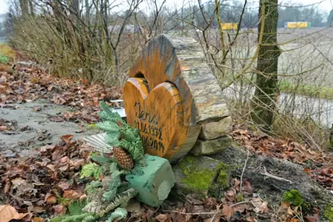 Nach tödlichem Unglück: Gedenkstätte in der Abfahrt B39/B9 kurz vor dem Speyerer Stadteingang. 