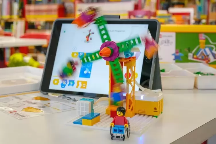 „Lego-Education-Spike-Sets“ konnte die Stadtbücherei dank Unterstützung der Bildungsstiftung anschaffen. 