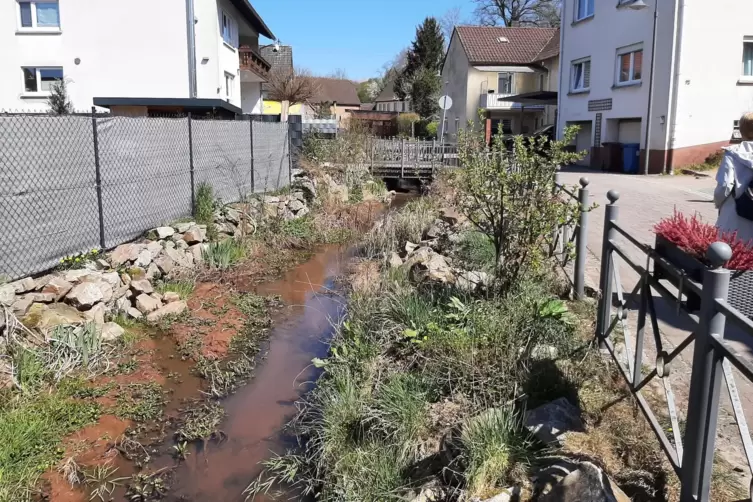 Die Bachstra&szlig;e in Katzweiler mit dem Becherbach und den vielen kleinen Br&uuml;cken.