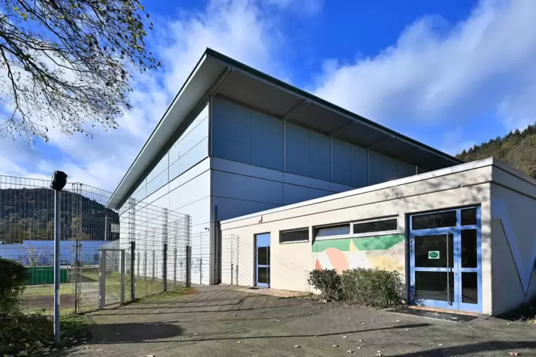 Die Sporthalle der Realschule plus in Lambrecht wird gerade f&uuml;r 6,5 Millionen Euro saniert.