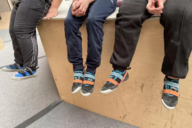Die Kletterschuhe leihen sich die Lambrechter Sch&uuml;ler in der Boulderhalle aus.
