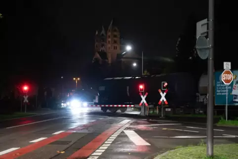 Industriegleis: Ein Zug fährt entlang.