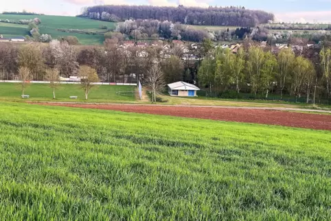 Über dem Wirtschaftsweg zum Rieschweiler Sportplatz soll der Solarpark entstehen.
