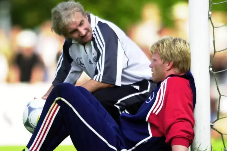 August 2000: Teamchef Rudi V&ouml;ller mit Torh&uuml;ter Oliver Kahn.