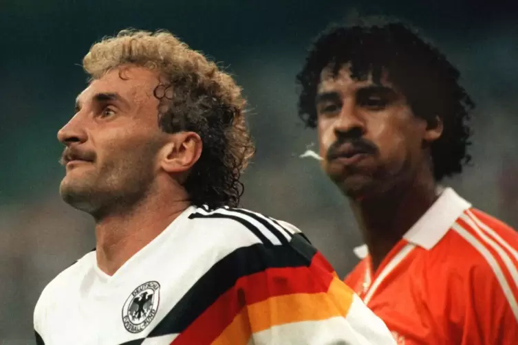 Unvergessen: Das WM-Spiel 1990 gegen Holland und der Negativ-H&ouml;hepunkt: die &bdquo;Lama&ldquo;-Attacke von Frank Rijkaard.