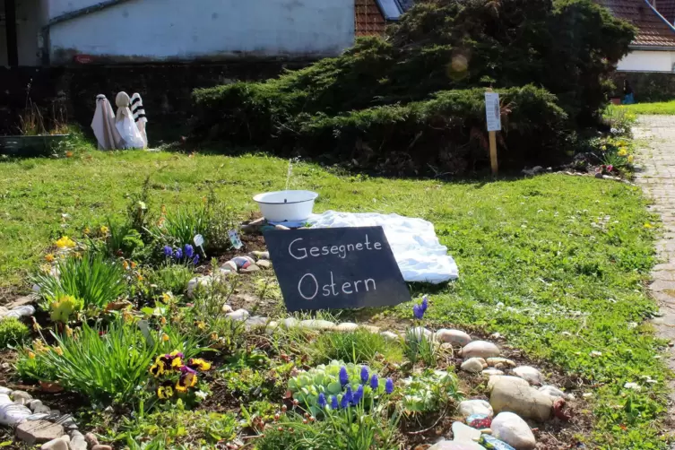Der Osterweg ist in einen naturnahen Garten eingebettet. 