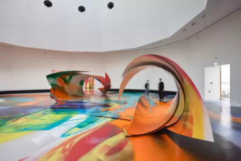 Die Kunst, bunte Locken zu drehen auf einem farbsprühenden Grund: Grosses „The Sprayed Dear“ im fulminanten Kuppelsaal des Kunst