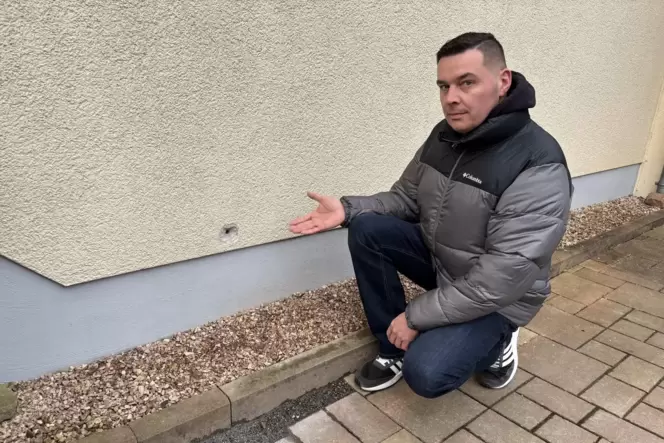 Das Loch in der Hauswand des Mörsbachers Michael Regitz ist immer noch nicht repariert. Das Loch in der Hauswand des Mörsbachers Michael Regitz ist immer noch nicht repariert.