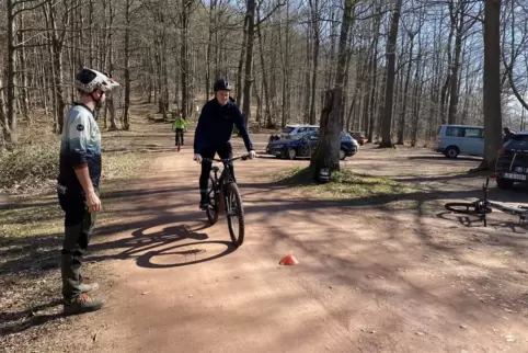 Meine ersten Meter mit dem E-Mountainbike. 