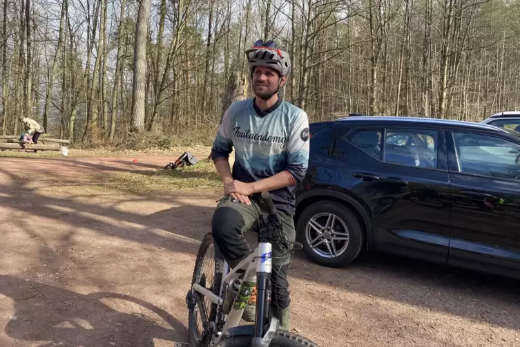 Am Wanderparkplatz Ahlm&uuml;hle begr&uuml;&szlig;te Maximilian Schmidt die Teilnehmer zum Basic-Kurs. 