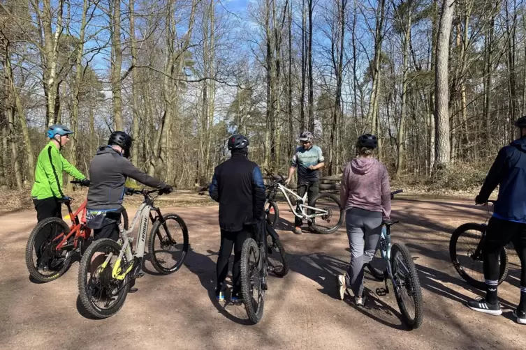 Zun&auml;chst wurden Grundlagen zum Mountainbikefahren besprochen. 
