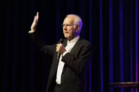 Ob diese Geste wohl missverstanden werden kann? Harald Schmidt jedenfalls erteilt woken Sittenwächtern eine Absage. 