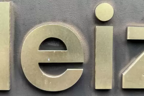 Wir beginnen mit einem schwer zu findenden Ei. Welcher Buchstabe kommt in diesem Wort dreimal vor?
