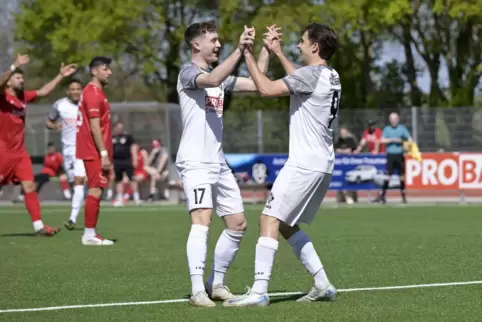Viel zu feiern: Bastian Hommrich (links) und Dreierpacker Giuliano Cultrera von Arminia Ludwigshafen, hier gegen FV Eppelborn.