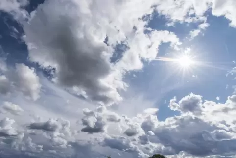 Die Sonne kann sich zu Ostern oft gegen die Wolken durchsetzen. Mit Schauern muss dennoch gerechnet werden.