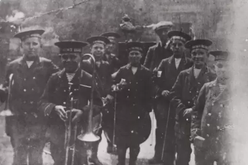 „Mister New’s Band“ im Mai 1914 vor dem Deutschen Hospital in London. Von links nach rechts: Emil Edinger (Trompete), Gustav Heb