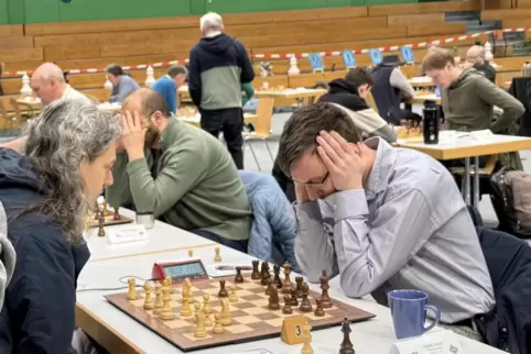 Blendet alles um sich herum aus: Der Titelverteidiger und Fidemeister Arkadi Syrov (SK Frankenthal, rechts). Gegen Simon Commerc