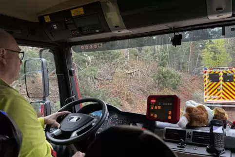 Ruhig und präzise: Joachim Reis steuert das Fahrzeug der Feuerwehr Deidesheim mit 5000 Litern Löschwasser im Tank über Stock und
