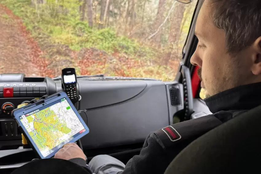 Digitalisierte Karten unterstützen die Orientierung im Wald. Tragfähige Wege sind farblich markiert.