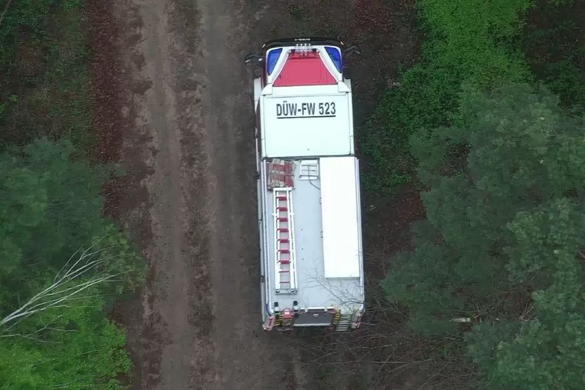 Der Konvoi aus Einsatzfahrzeugen schlängelt sich über die zehn Kilometer lange Trasse.