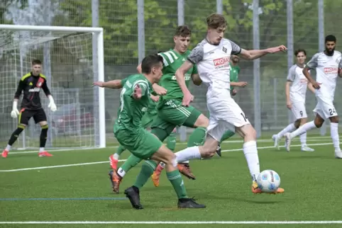 Noah Maier (weißes Trikot), der es hier mit zwei Gästespielern aufnimmt, war gegen Auersmacher an beiden Toren des FCA beteiligt