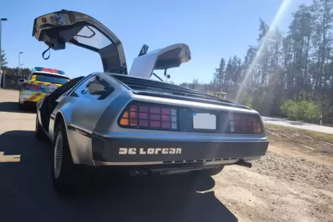 In tadellosem Zustand: der historische DeLorean, den Polizisten – offensichtlich mit großer Faszination und Freude – kontrollier
