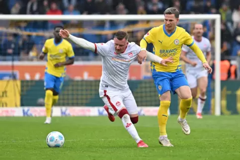 Marlon Ritter im Duell mit Braunschweigs Lino Tempelmann (rechts).