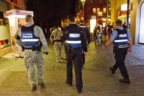 Öfter gemeinsam auf Streife im Lautrer Nachtleben: deutsche und US-amerikanische Polizisten, Einheiten der Military Police.