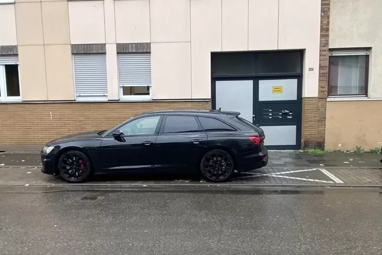 Alltag in Mundenheim: Parken im Halteverbot. 
