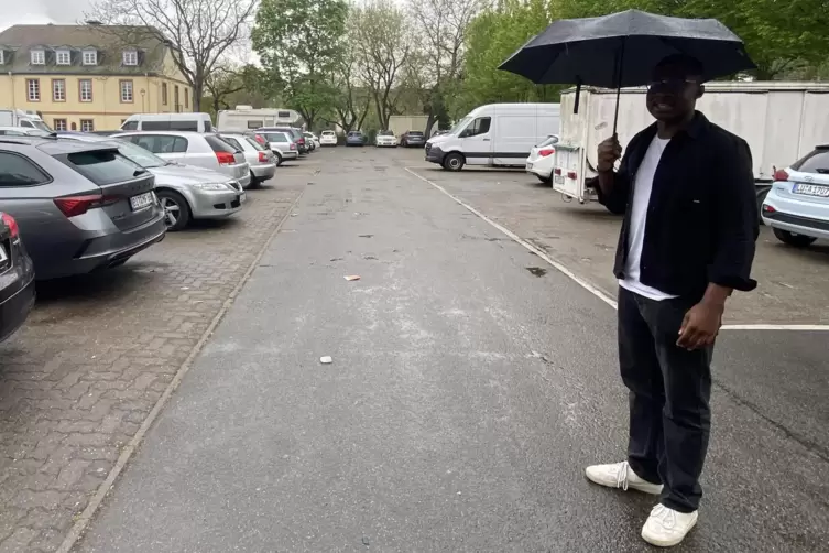 Zugeparkt: Auf dem Parkplatz vor dem Zedtwitzhof werden zunehmend Firmenwagen abgestellt. 