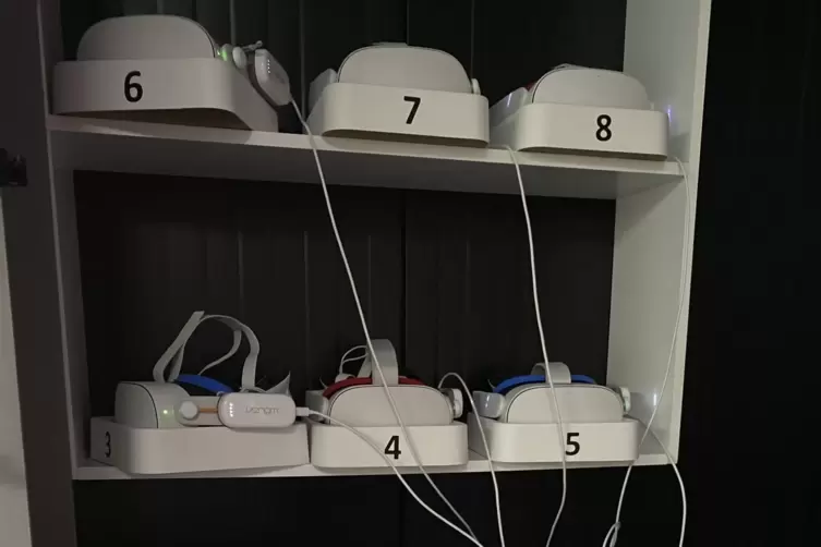 Die VR-Brillen liegen im Regal zum Einsatz bereit.