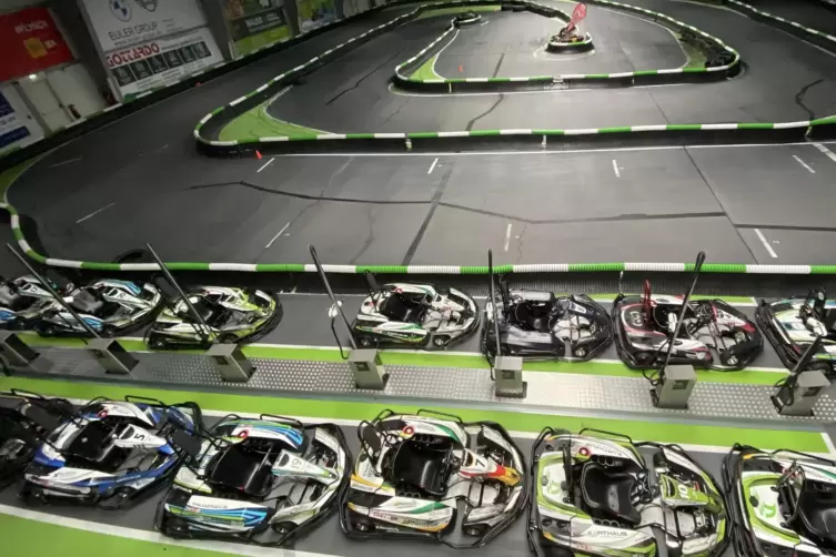 Ohne VR-Brille hat man diesen Blick von der Empore auf die Kart-Rennbahn. 
