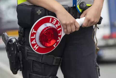 Eine Polizistin an einem Grenzübergang zu Österreich an der A8 vor Salzburg. 