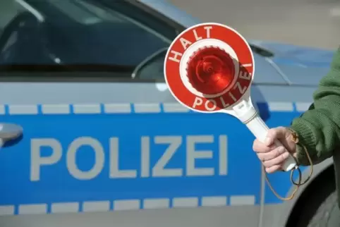 Die Polizei kontrollierte den Fahrer, weil er ein anderes Auto gerammt hatte.