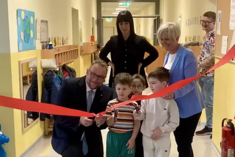 Oberbürgermeister Markus Zwick (links) eröffnet mit Kita-Leiterin Sandra Wilhelm (Mitte) und Sachgebietsleiterin Bettina Theisin
