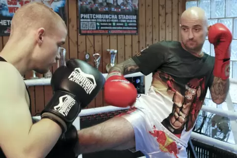 Kampfsporttrainer Ronny Freyer (hier rechts beim Sparring) hat die „Fight Night“ organisiert, steigt aber nicht mehr selbst in d