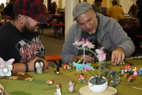 Rückblick ins Jahr 2023: Jugendpfleger Daniel Merk (rechts) mit seinem selbstgebauten Tabletop-Spiel "Garden Wars". 