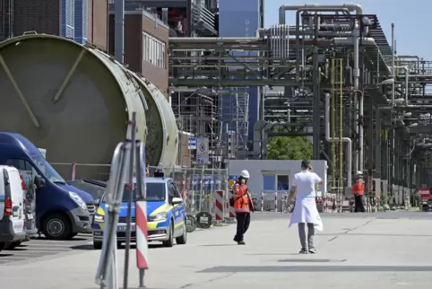  Tor 3: Schräg gegenüber gibt es einen kleinen BASF-Parkplatz. 