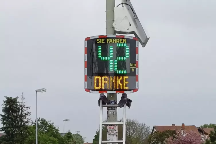 Haben die neuen Geräte in Fußgönheim angebracht (von links): Fritz Eicher, Jochen Schubert, Rudi Renner.