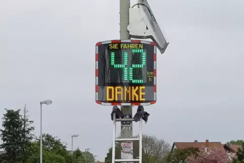 Haben die neuen Geräte in Fußgönheim angebracht (von links): Fritz Eicher, Jochen Schubert, Rudi Renner.