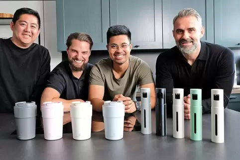 Gruppenbild mit Kaffeebechern und Ölsprühern. Von links Josef Quach, Jonas Kramer, Felix Quach und Joachim Schmidt. Gruppenbild mit Kaffeebechern und Ölsprühern. Von links Josef Quach, Jonas Kramer, Felix Quach und Joachim Schmidt.